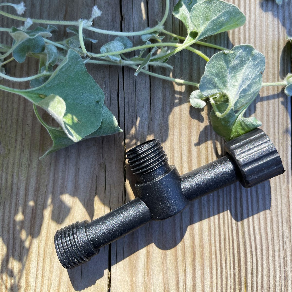 Conector En T Negro De Lightson - Con el conector T tienes dos opciones, por ejemplo si quieres instalar una lámpara y luego continuar el cable hacia otras lámparas.