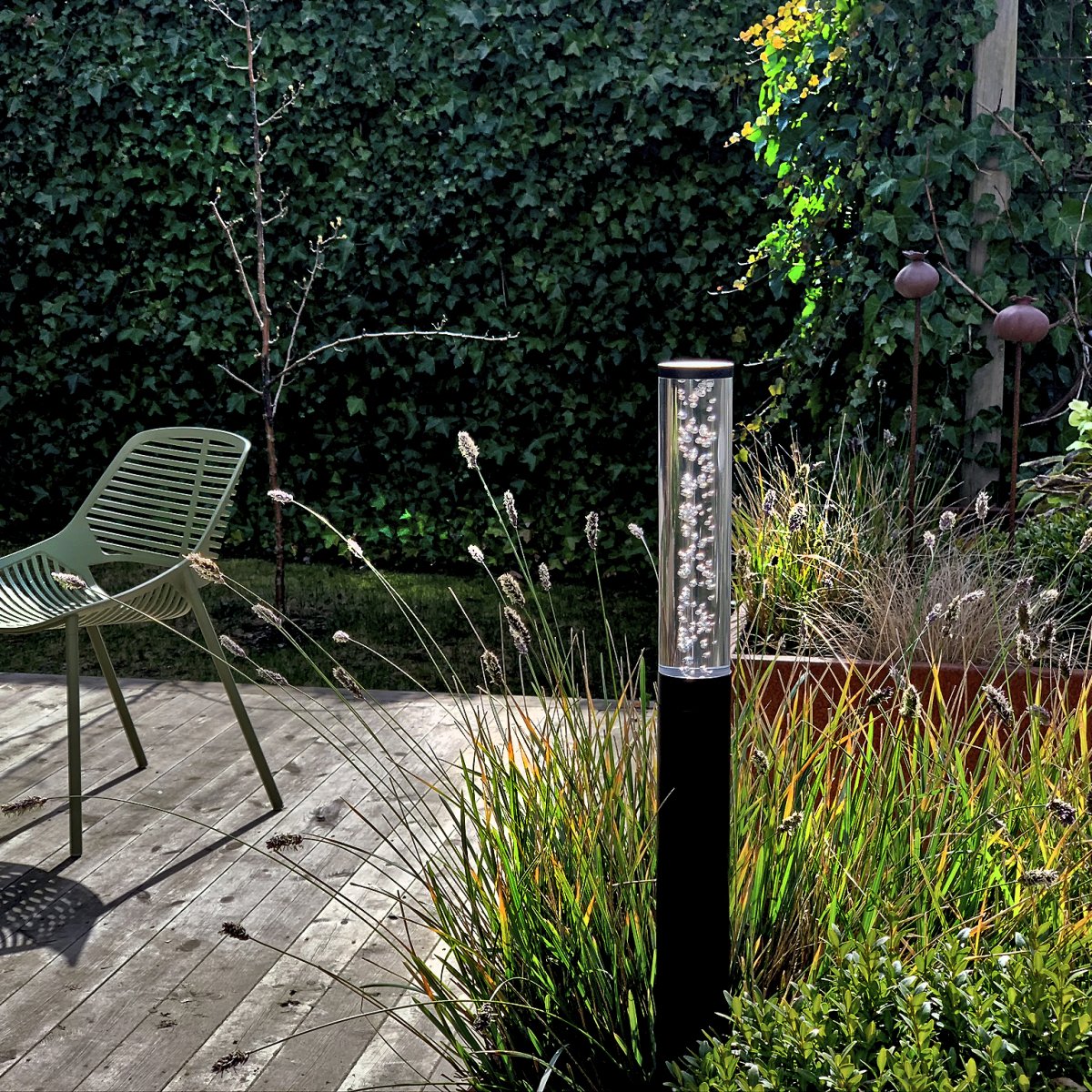 Pollux Negro De Lightson - Es agradable colocar varios Pollux en un grupo en un macizo de plantas perennes o junto a un estanque para crear una hermosa instalaci&oacute;n de iluminaci&oacute;n en el jard&iacute;n.