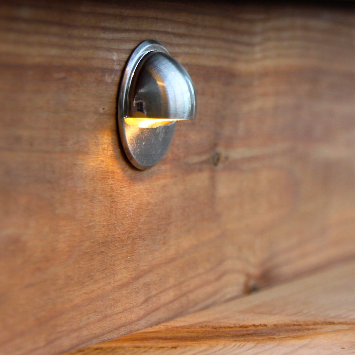 Aries 4 Plata De Lightson - Aries es una hermosa y peque&ntilde;a l&aacute;mpara que se puede colocar en rellanos de escaleras y bordes de terrazas.