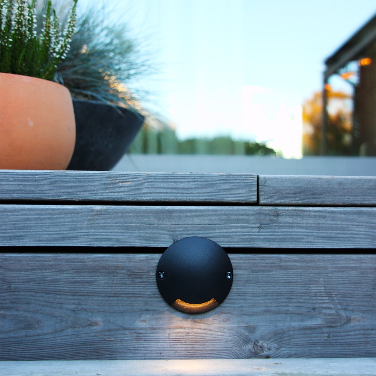 Zenit Negro De Lightson - Aplique de pared y de patio unidireccional que, con su luz blanca cálida decorativa, es una excelente opción para fachadas, vallas, muros, terrazas y patios.