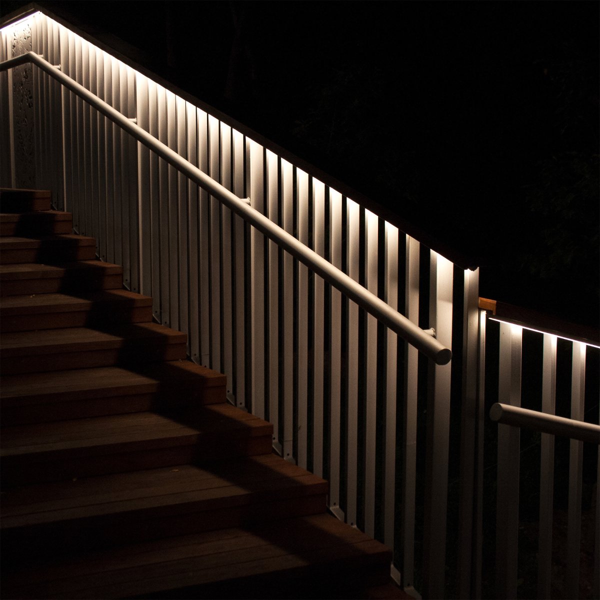 Strip (5m) Blanco De Lightson - La tira de luz flexible y adaptable (5m con cable de arranque de 3m) ofrece una luz blanca cálida homogénea, perfecta para zonas que a veces pueden resultar difíciles de iluminar y donde se quieren reforzar líneas en el jardín o en fachadas.