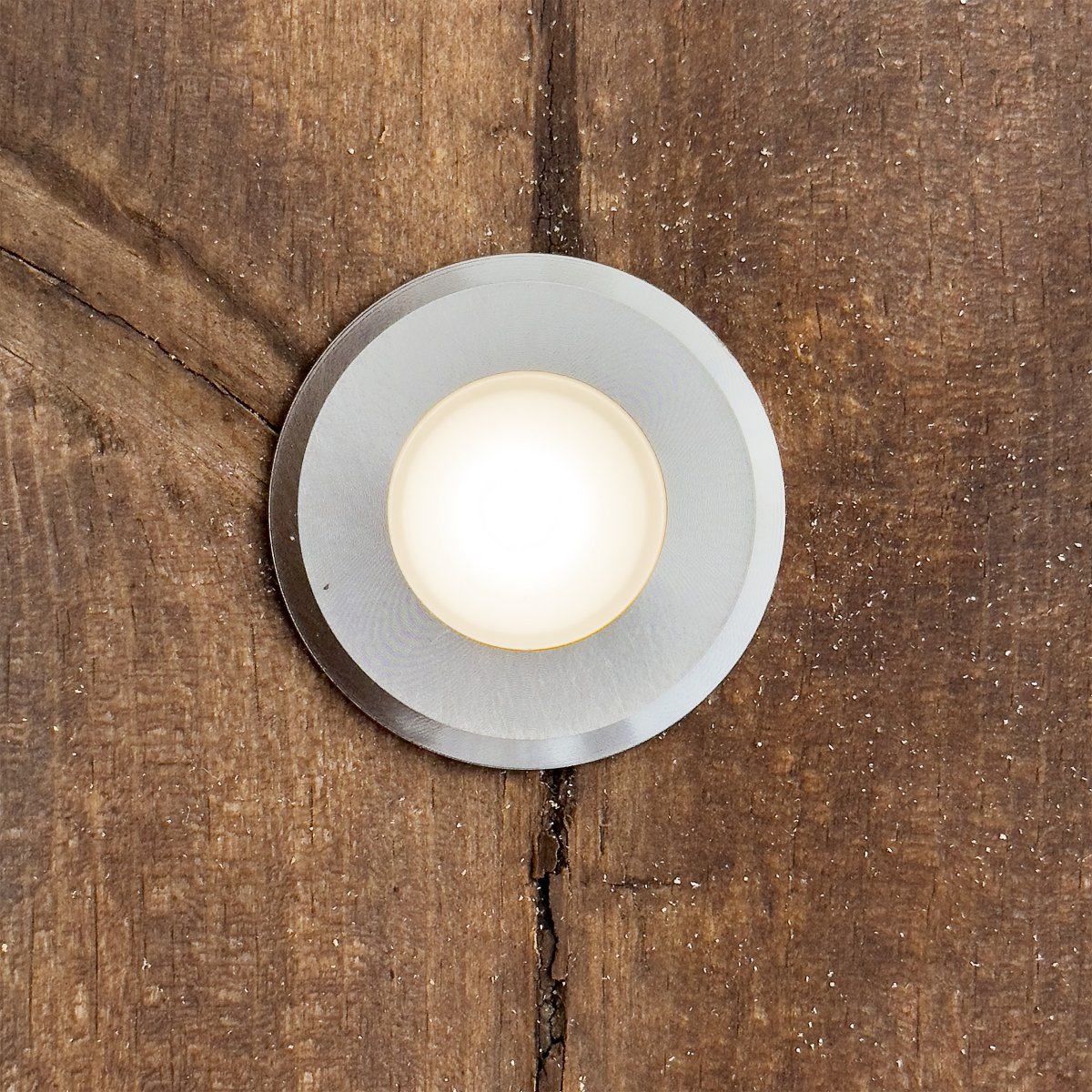 Dexter 10 Plata De Lightson - Dexter es una elegante y peque&ntilde;a luminaria de cubierta fabricada en aluminio para su instalaci&oacute;n en cubiertas de madera o pavimentos de piedra.