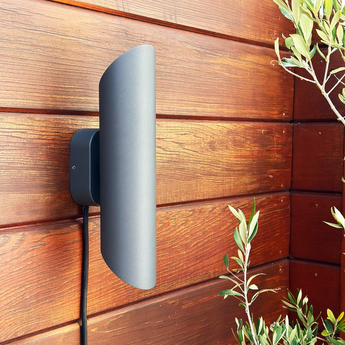 Wally Gris oscuro De Lightson - Enchufe de jard&iacute;n y Juego de LightsOn Un sistema de 12 voltios flexible y asequible para tu jard&iacute;n que puedes instalar t&uacute; mismo f&aacute;cilmente y ampliar posteriormente hasta 50 metros si es necesario.