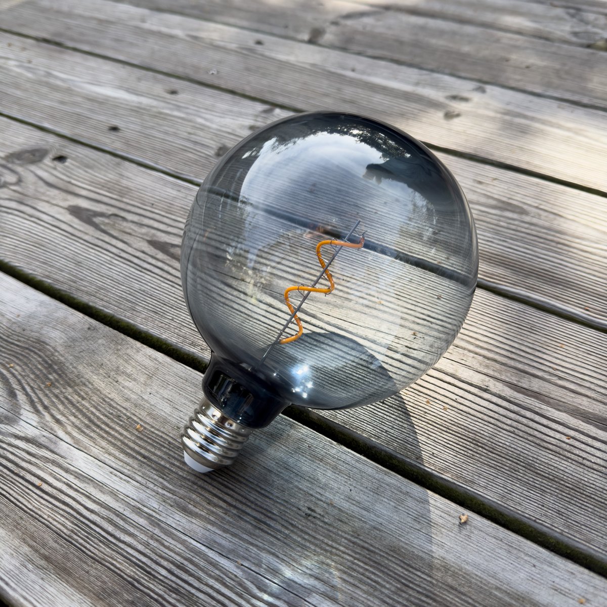 Deco bulb XL Color humo De Lightson - Esta bombilla decorativa con pantalla de color ahumado, resistente a la intemperie, en formato XL (12 cm) es perfecta para la lámpara colgante Gravity, pero también para la lámpara de fiesta Cosy.