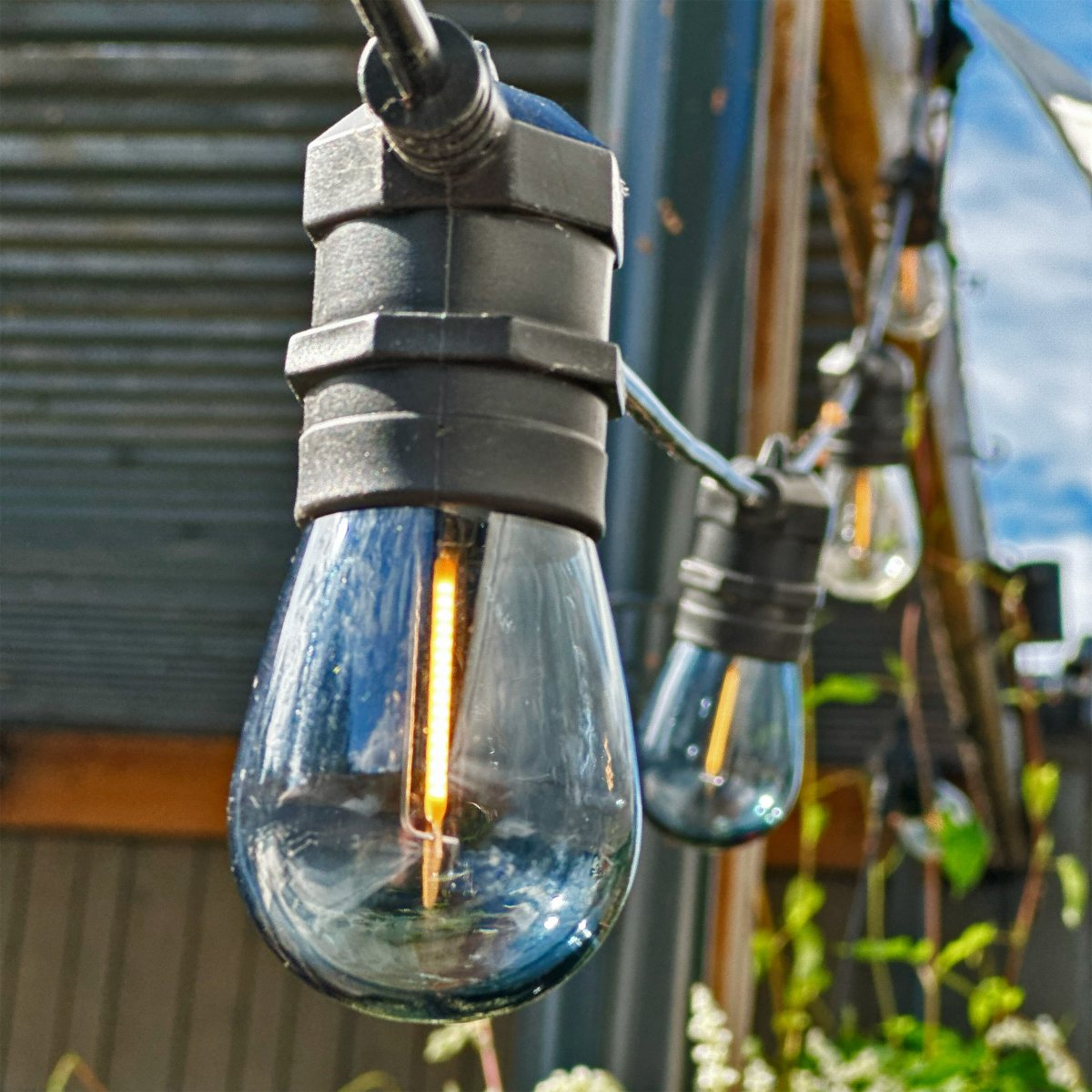 Deco bulb x 5 Color humo De Lightson - Enchufe de jardín y Play by LightsOn es un sistema de 12 voltios flexible y asequible para tu jardín que puedes instalar tú mismo fácilmente y ampliar posteriormente hasta 50 metros si es necesario.