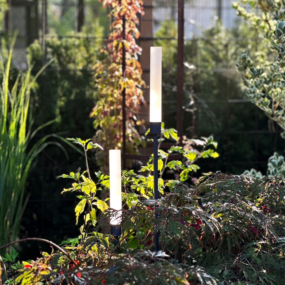 Frost Gris oscuro De Lightson - Frost &auml;r ett elegant set av tv&aring; ljuspelare i m&ouml;rkgr&aring; aluminium som f&ouml;rvandlar dina utomhusmilj&ouml;er med sitt varma, mjuka ljus.