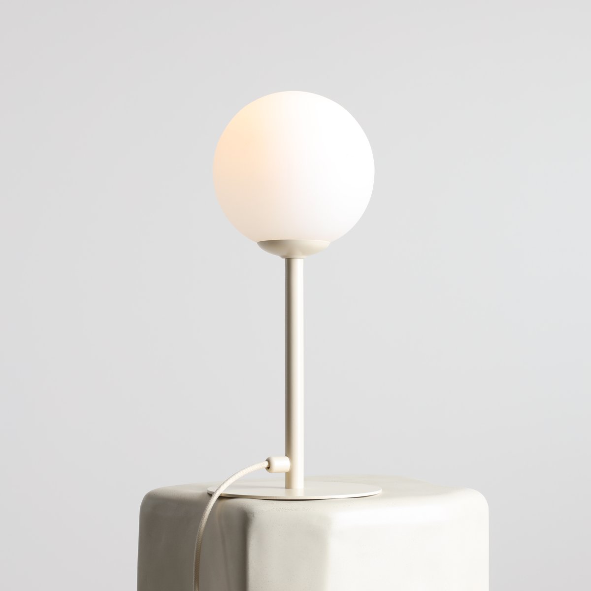 Pinne 35cm Crema lámpara de mesa De Artera - La base delgada de la lámpara en un sutil tono crema le da un aspecto moderno y es perfecta como detalle decorativo en la sala de estar, el dormitorio o en el balcón.