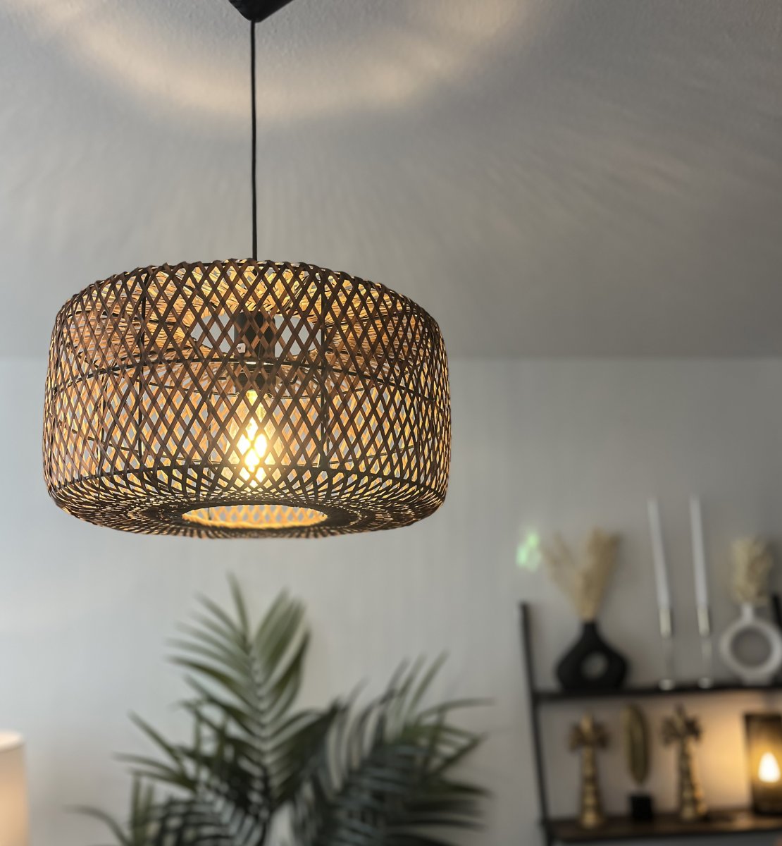 Savanna Ø40 Marrón Lámpas de techo De Aneta Lighting - La pantalla de ratán tejido proporciona una luz cálida y acogedora en la sala de estar o sobre la mesa de la cocina.