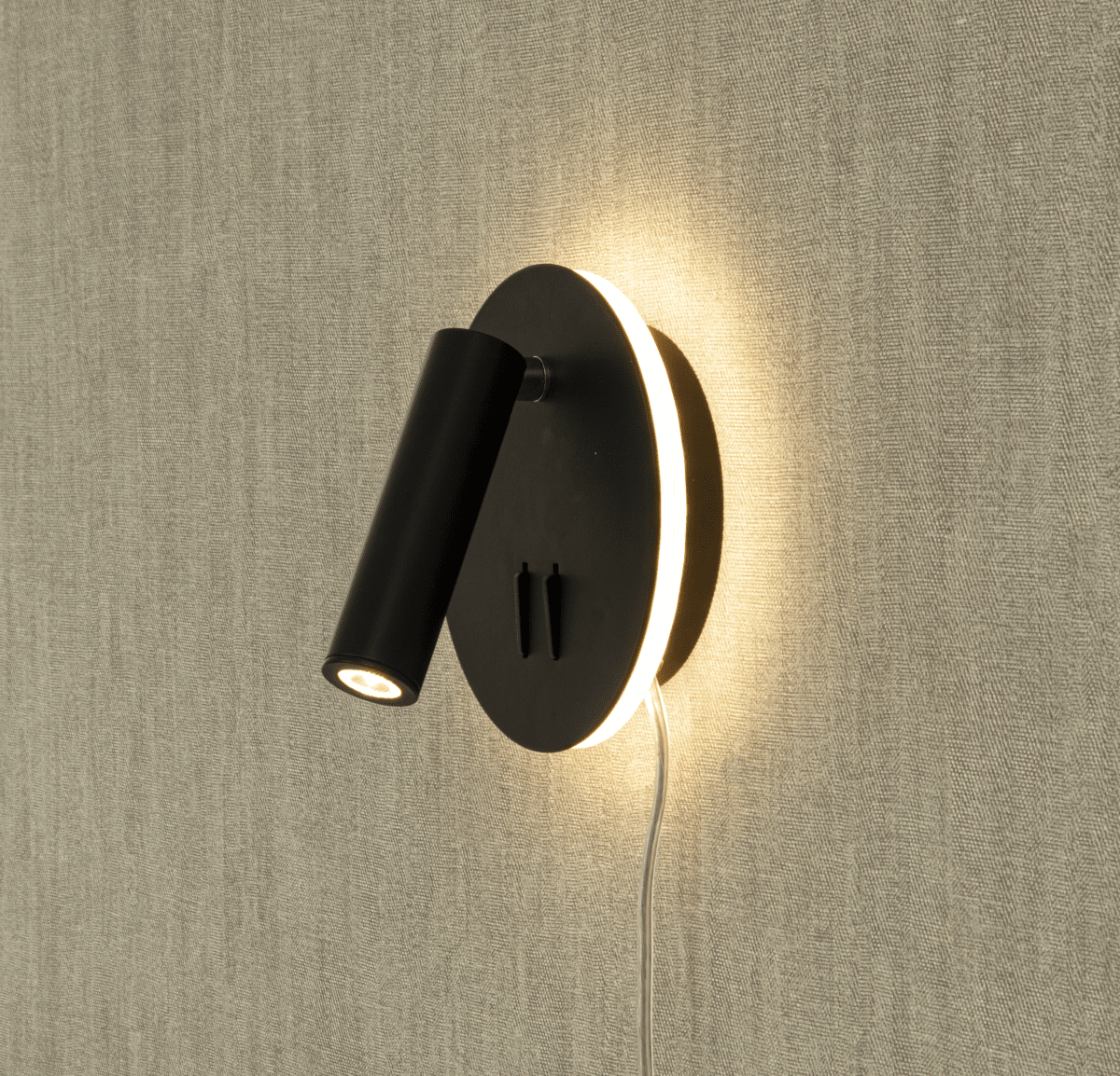 Ace Negro lámpara de lectura De Aneta Lighting - La l&aacute;mpara tiene una luz de lectura con cabezal orientable as&iacute; como una iluminaci&oacute;n indirecta que ilumina la pared alrededor de la l&aacute;mpara.