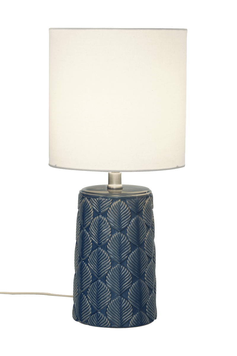 Bodil 47cm Azul lámpara de mesa De Aneta Lighting - Bodil es una lámpara que, con su pantalla de color blanco crema, no solo proporciona una luz agradable sino que también es un elegante detalle de interior.