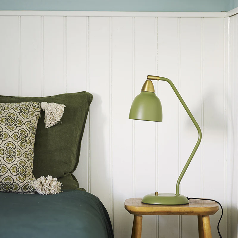 Urban 45cm Verde oliva lámpara de escritorio De Superliving - Embellece tu lugar de trabajo con la lámpara de escritorio Urban en un elegante verde oliva mate con detalles de latón.