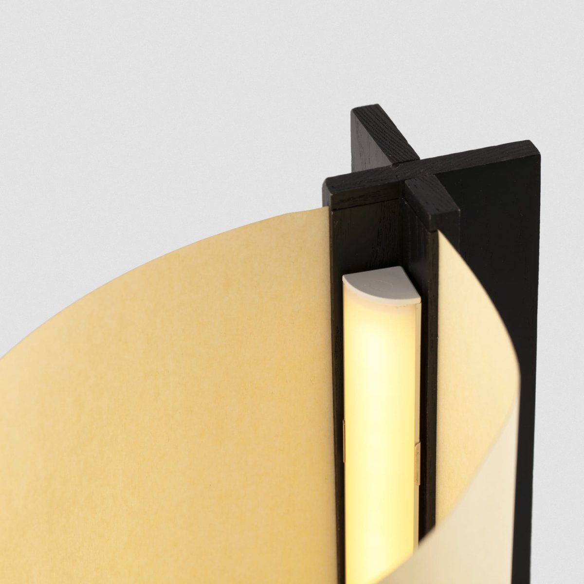 Cata 25cm Negro lámpara de mesa De Faro Barcelona - Fabricada con madera certificada y sostenible, Cata combina un sofisticado acabado negro con un claro enfoque en el medio ambiente.