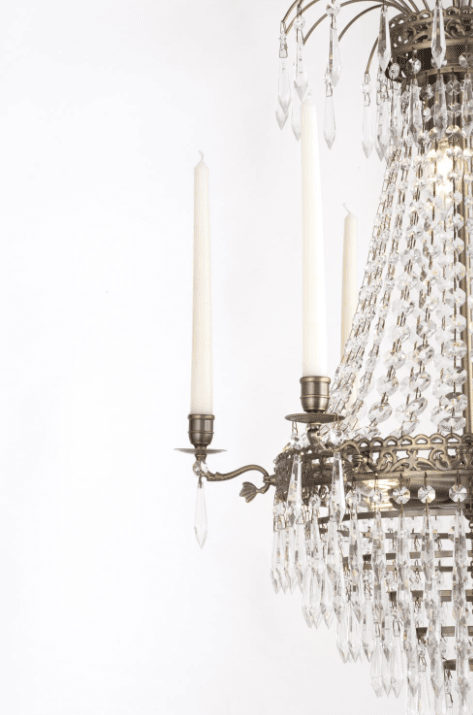 Empire Classic Ø55 Latón antiguo cristal De Norrsken Design - La lámpara de araña Empire Classic de 6 brazos en latón antiguo es una lámpara majestuosa que irradia elegancia y belleza atemporal.