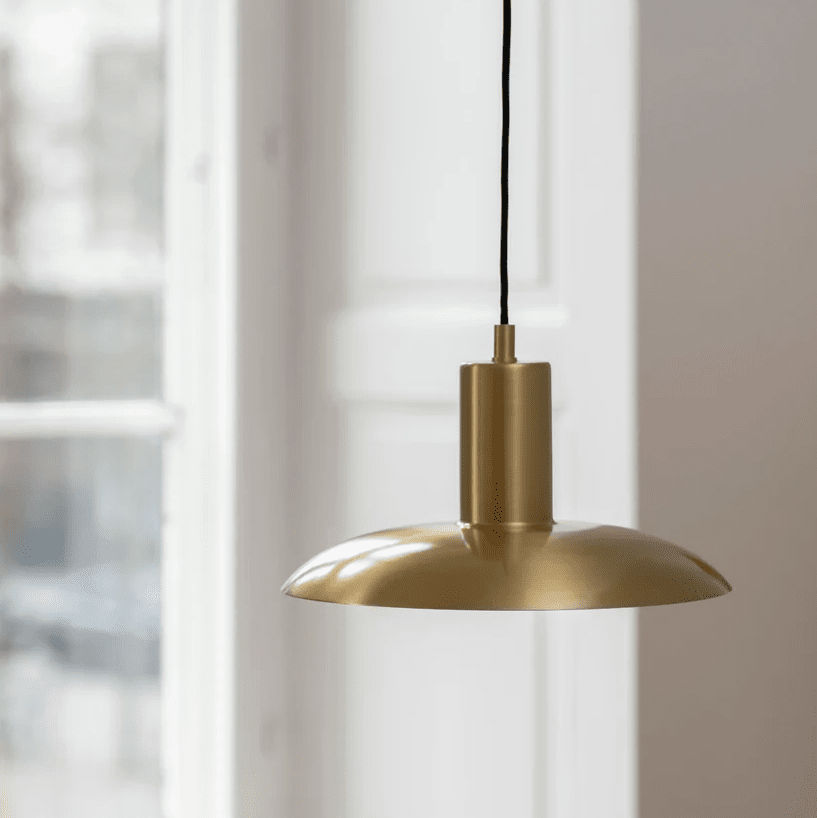 Vega Ø25 Latón mate Lámpas de techo De H. Skjalm P - La l&aacute;mpara colgante Vega es una elegante l&aacute;mpara realizada en lat&oacute;n mate que emite una luz amplia y suave, creando un ambiente c&aacute;lido y acogedor.
