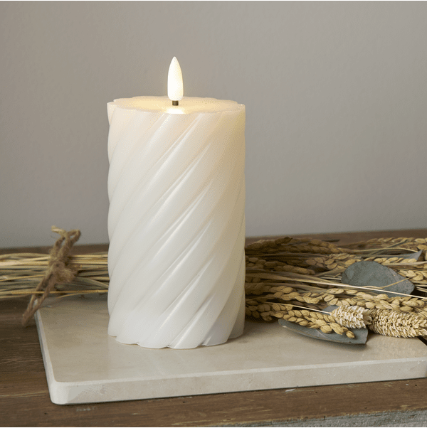 LED Vela Pilar Flamme Swirl De Star Trading - Vela de cera blanca retorcida de la serie Flame.
