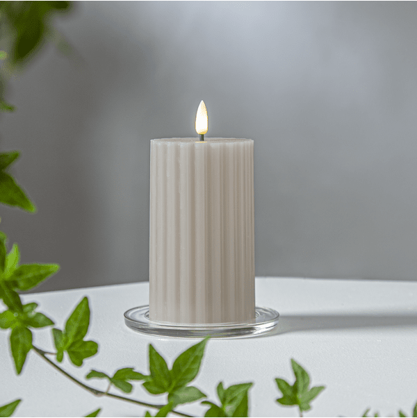 LED Vela Pilar Flamme Stripe Beige De Star Trading - Esta vela a pilas con luz blanca c&aacute;lida es una hermosa decoraci&oacute;n tanto sola como en grupo con otras velas de la serie Flamme.