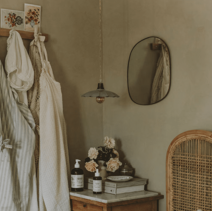 Gustav Ø20 Gris lámpara de ventana De Strömshaga - Una elegante l&aacute;mpara de techo, peque&ntilde;a y delgada, que encaja perfectamente encima de una mesa de cocina, en una ventana o en un dormitorio.