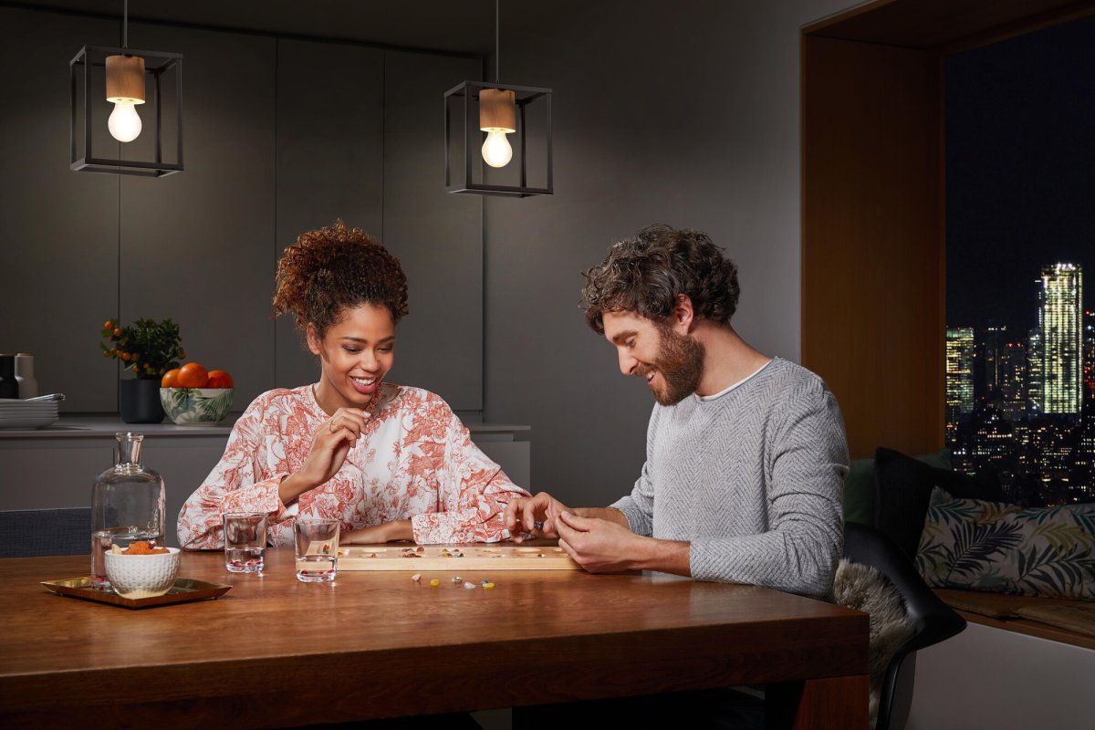 Nairobi 17cm Negro Lámpas de techo De Ledvance - El marco de metal abierto en negro crea un aspecto aireado e industrial, mientras que el elegante detalle de madera ofrece un contraste cálido y natural.