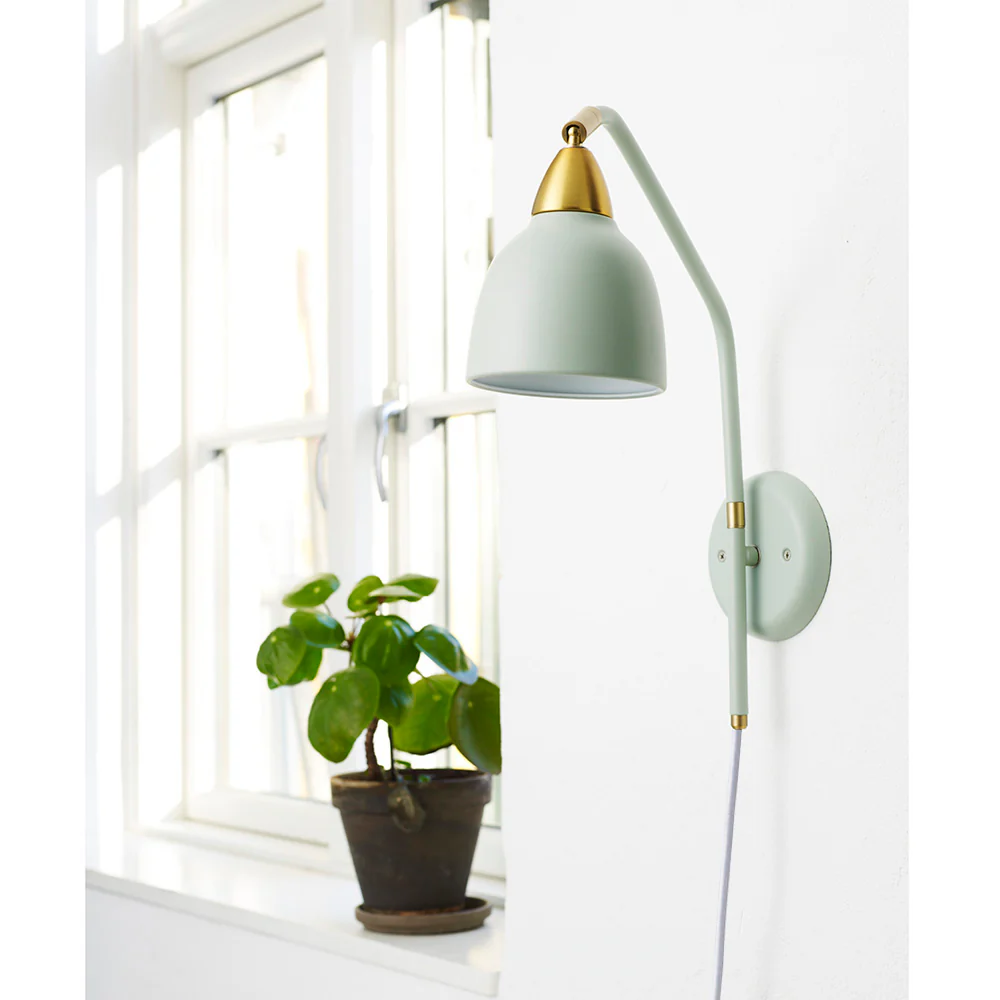 Urban 40cm Verde claro lámpara de pared De Superliving - Los elegantes detalles de latón y el acabado verde claro mate crean una apariencia sofisticada que se adapta perfectamente al dormitorio, la sala de estar o el rincón de lectura.