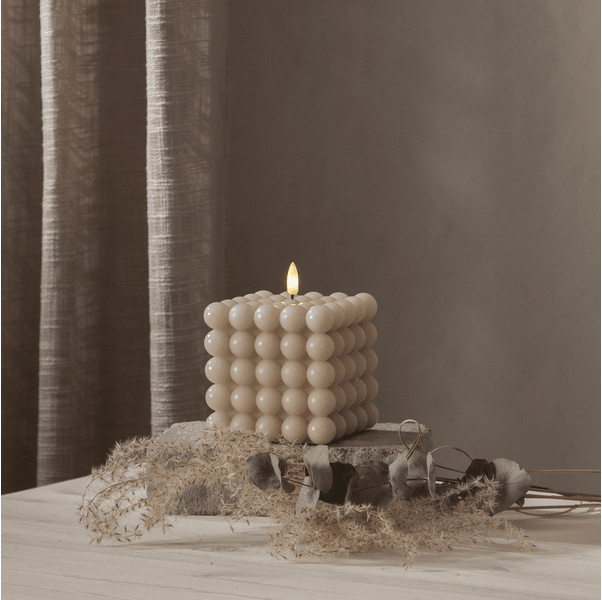 LED Vela Pilar Flamme Dot Beige De Star Trading - Esta vela que funciona a pilas es una hermosa decoraci&oacute;n tanto sola como en grupo con otras velas de la serie Flamme.