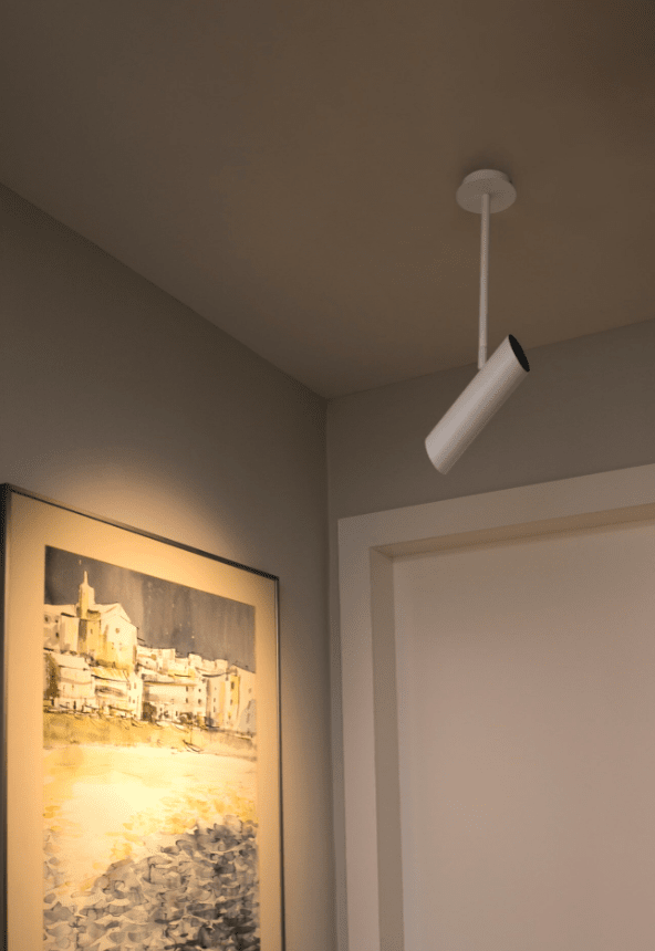 Link Blanco foco de techo De Faro Barcelona - El elegante dise&ntilde;o combina est&eacute;tica y funcionalidad, haciendo de la l&aacute;mpara la elecci&oacute;n perfecta para interiores modernos.