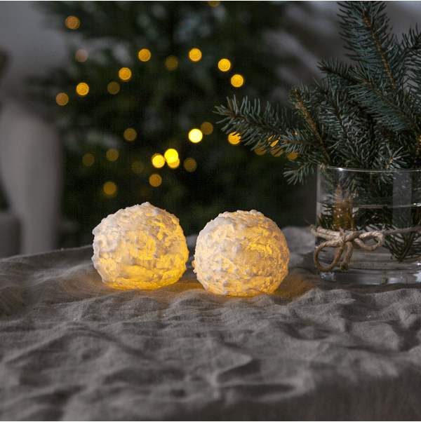 LED Vela Snowball Blanco De Star Trading - Velas de cera en paquete de 2 en forma de bola de nieve que brillan en blanco c&aacute;lido.