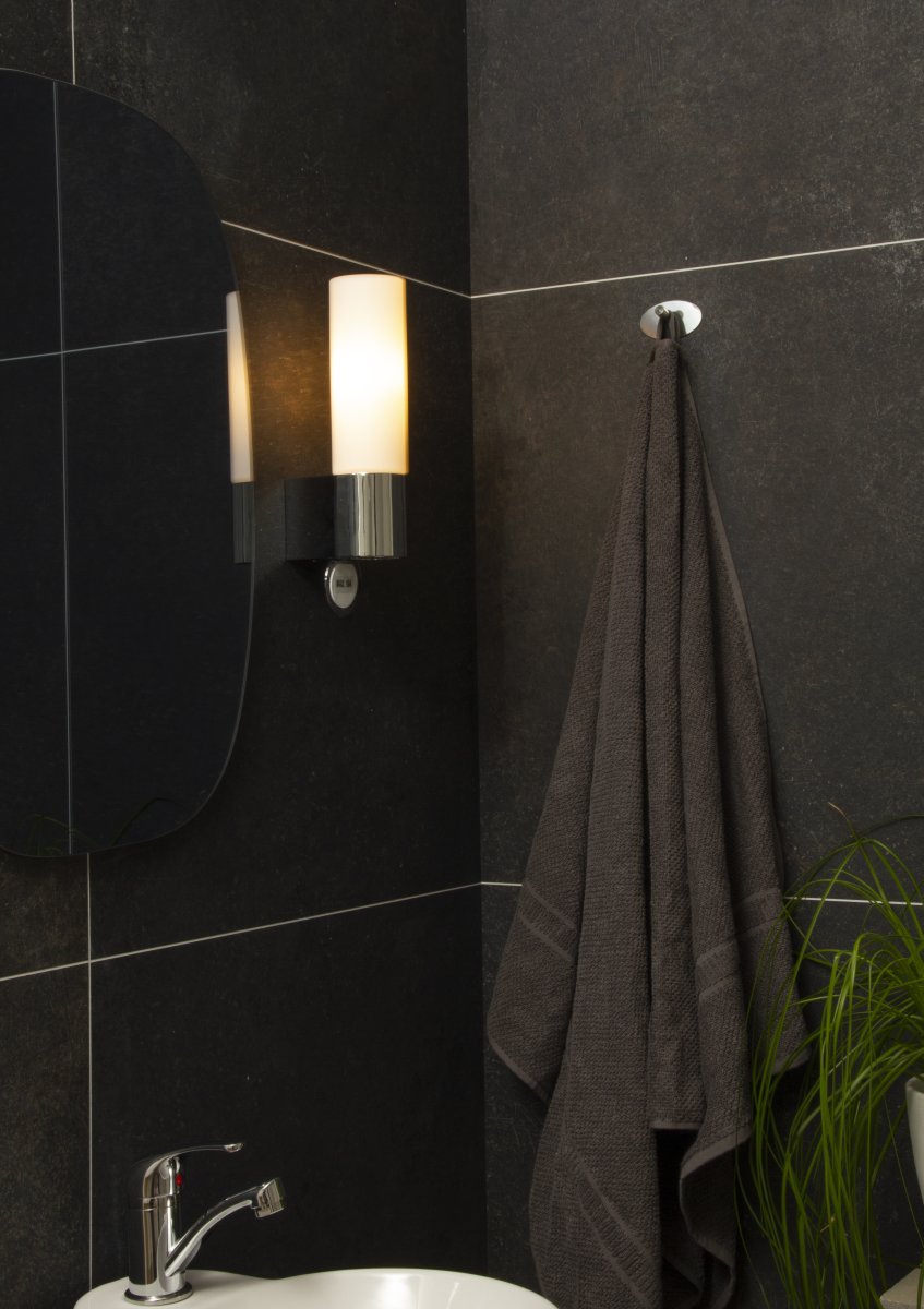 Cosenza 25cm Cromo lámpara de baño De Aneta Lighting - El pr&aacute;ctico conector en la parte inferior se utiliza para conectar, por ejemplo, un secador de pelo y una maquinilla de afeitar.