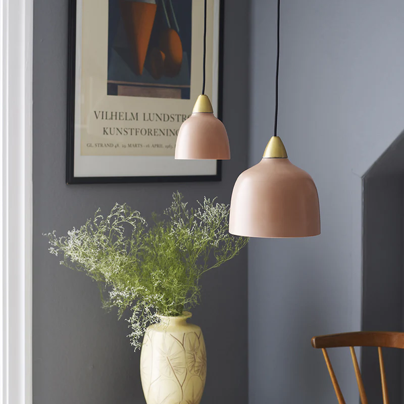 Urban Mini Ø15 Rosa Lámpas de techo De Superliving - A pesar de su menor tama&ntilde;o, Urban Mini ofrece una distribuci&oacute;n de luz impresionante y queda tan bien encima de la encimera de la cocina como en un acogedor rinc&oacute;n de lectura.