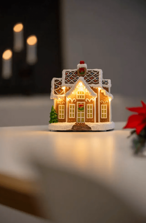 Casa De Jengibre LED 17cm Marrón De Konstsmide - Linda casa de jengibre con 9 luces LED que irradian la magia de la Navidad en un c&aacute;lido resplandor blanco.