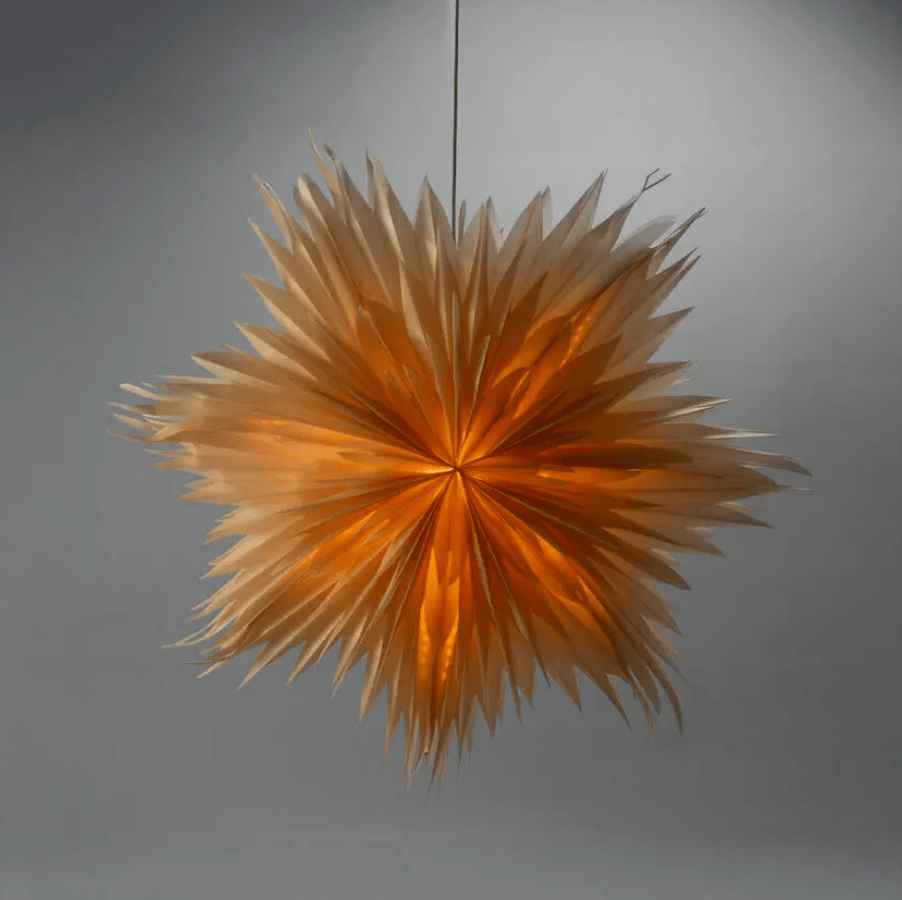Estrella De Papel Ø60 Oro De Konstsmide - Ilumina la oscuridad de diciembre con esta hermosa estrella de papel en tono dorado.