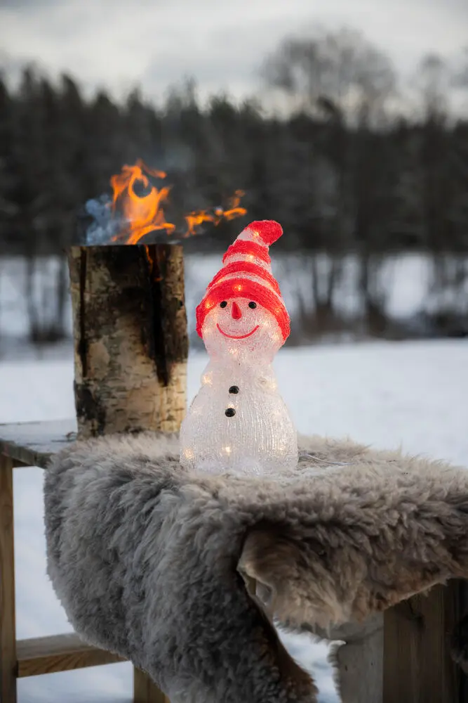 Muñeco De Nieve De Acrílico ROJO De Konstsmide - Alegre mu&ntilde;eco de nieve de acr&iacute;lico con 32 luces LED de color blanco c&aacute;lido para iluminar la oscuridad del invierno.
