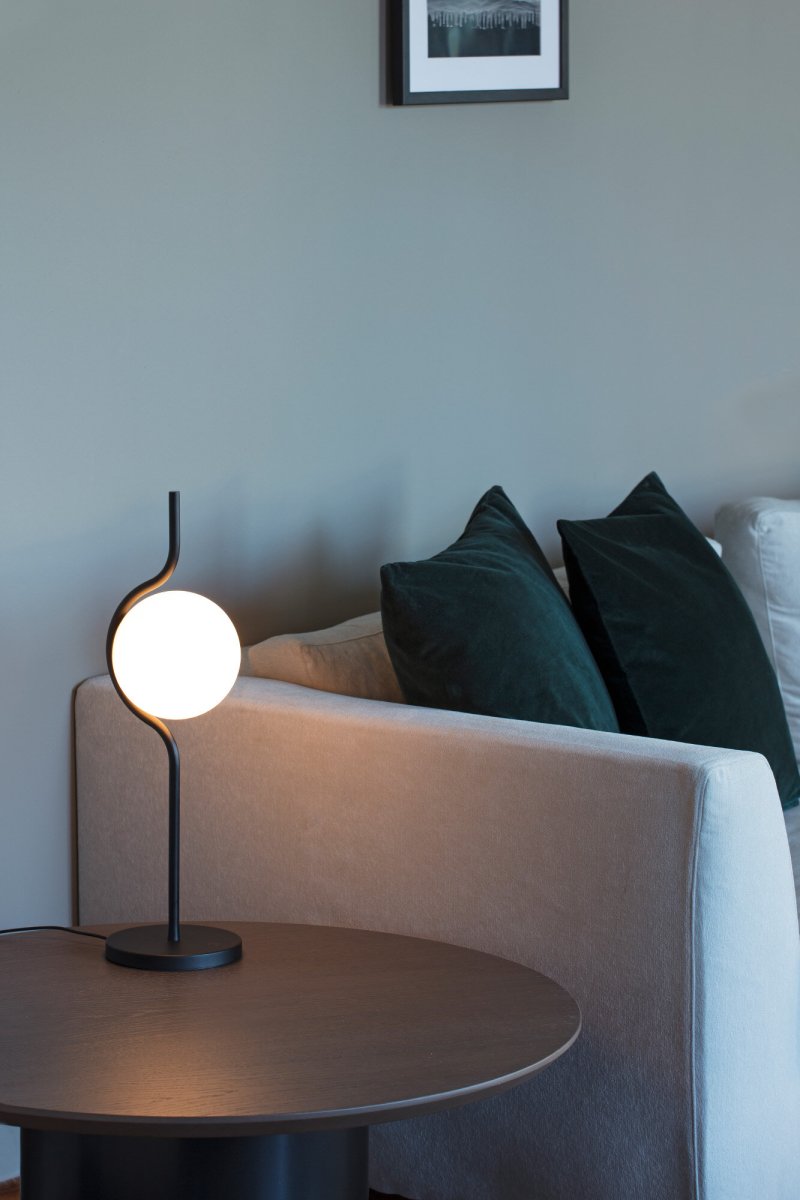 Le Vita 58cm Negro lámpara de mesa De Faro Barcelona - Esta l&aacute;mpara de mesa combina una pantalla redonda de vidrio con una fina y elegante estructura met&aacute;lica para una apariencia ligera y moderna.