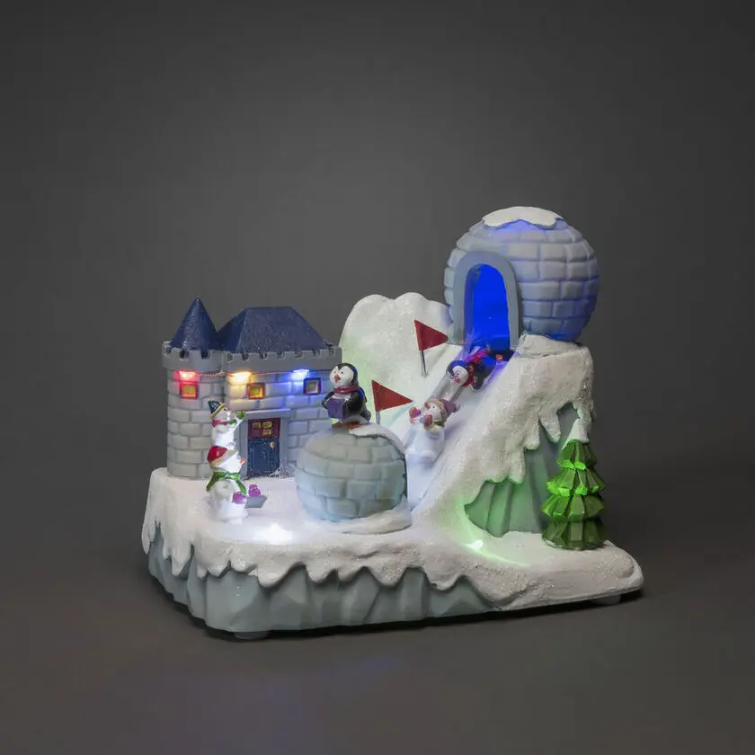 Decoración Navideña Mecánica Con Pista De Esquí Multicolor De Konstsmide - Con alegres figuras, peleas de bolas de nieve, trineos y un igl&uacute;, crea una aventura invernal llena de movimiento, 8 luces LED brillantes y 8 villancicos atmosf&eacute;ricos.