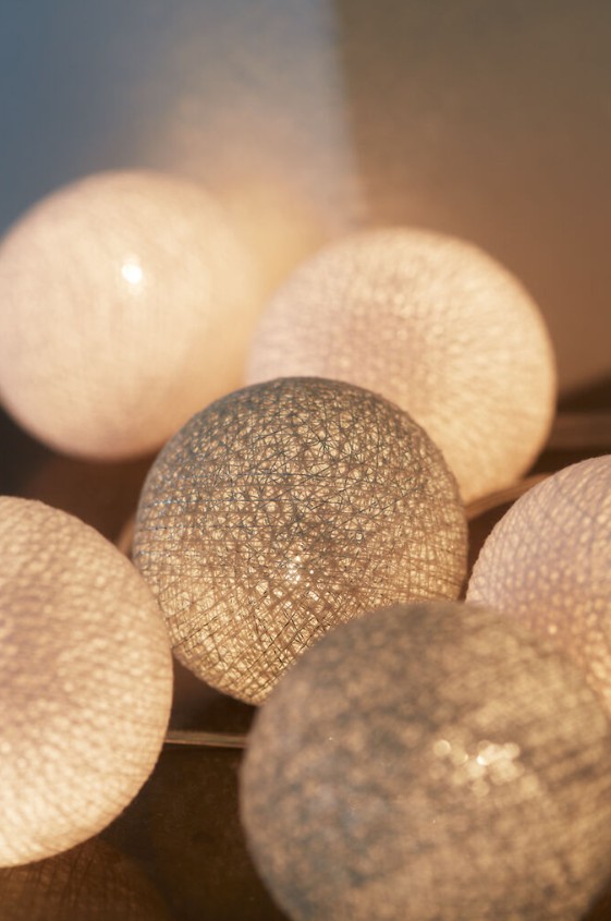 Irislights Silver 35-lights Plata De Irislights - Las elegantes luces de cadena plateadas de Irislights son una hermosa fuente de luz hecha a mano con esferas de algod&oacute;n y poli&eacute;ster.