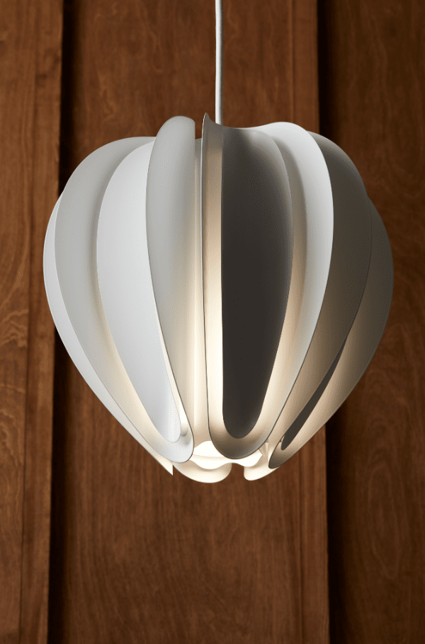 Tulip Ø40 Blanco mate Lámpas de techo De Belid - La lámpara de techo Tulip está formada por pantallas de metal cuidadosamente curvadas, dando como resultado una lámpara de techo hermosa y armoniosa.