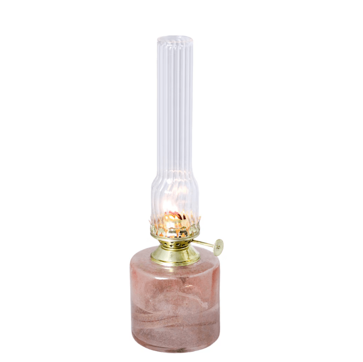 Kerosene lamp elvira small Rosa De Strömshaga - La l&aacute;mpara est&aacute; hecha de vidrio reciclado en un 50-60% y es compatible con la mecha con n&uacute;mero de art&iacute;culo 116210 y con los quemadores con n&uacute;meros de art&iacute;culo 139420G o 121800G.