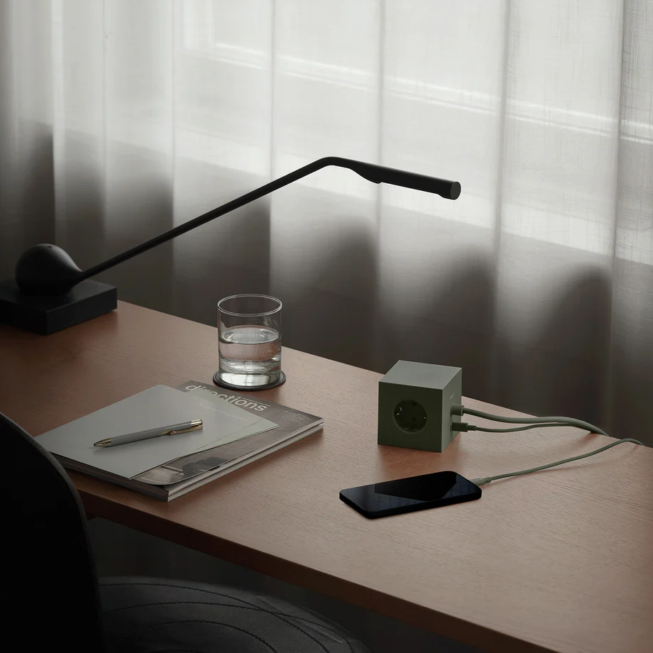 Square 1 with 30W Dual USBC & Magnetic base, 3m Verde De Avolt - Regleta de enchufes de dise&ntilde;o elegante de Avolt con un cable largo de PVC, un cubo de pl&aacute;stico reciclado y una placa magn&eacute;tica en la parte inferior para colgar en la pared.