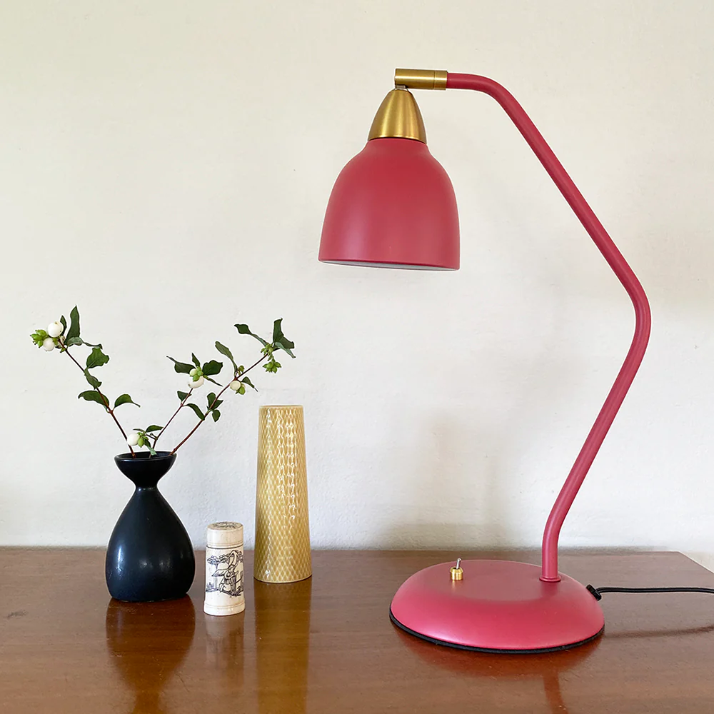Urban 45cm ROJO lámpara de escritorio De Superliving - Embellece tu lugar de trabajo con la l&aacute;mpara de escritorio Urban en un elegante rojo frambuesa mate con detalles de lat&oacute;n.