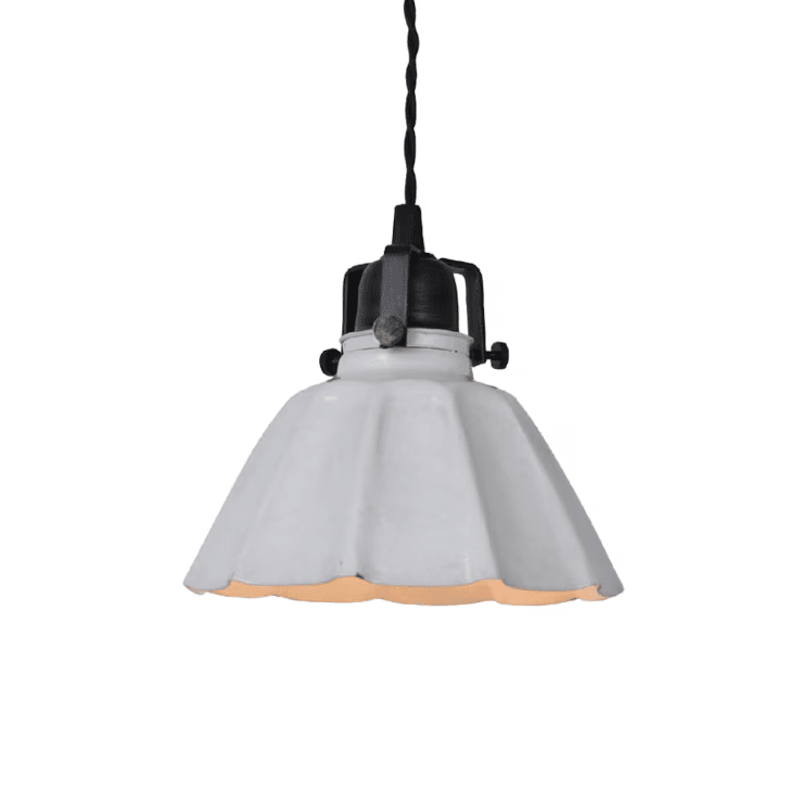 Margareta Ø18 Blanco lámpara de ventana De Strömshaga - Preciosa l&aacute;mpara de techo peque&ntilde;a con pantalla de chapa lacada en blanco y base de metal de color grafito oscuro.