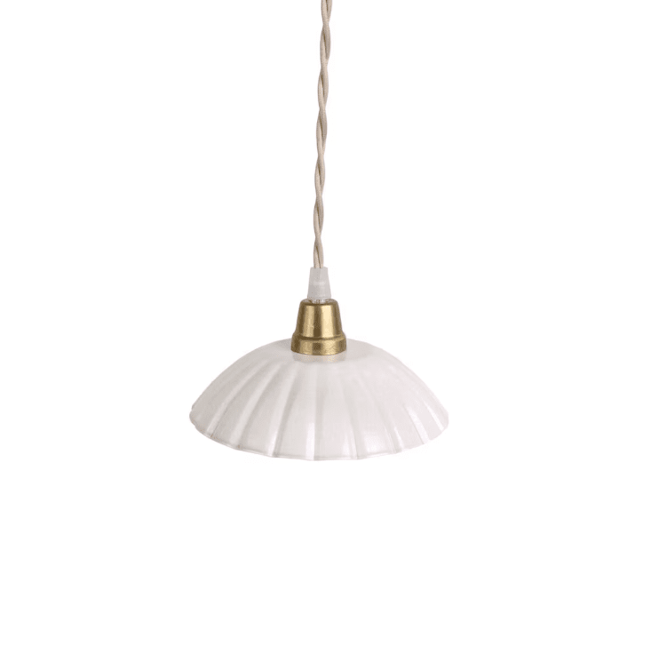 Ingrid Pequeño Ø16 Blanco lámpara de ventana De Strömshaga - Pequeña lámpara de techo de color blanco fabricada en chapa metálica con pantalla plisada y cable textil trenzado en color natural.