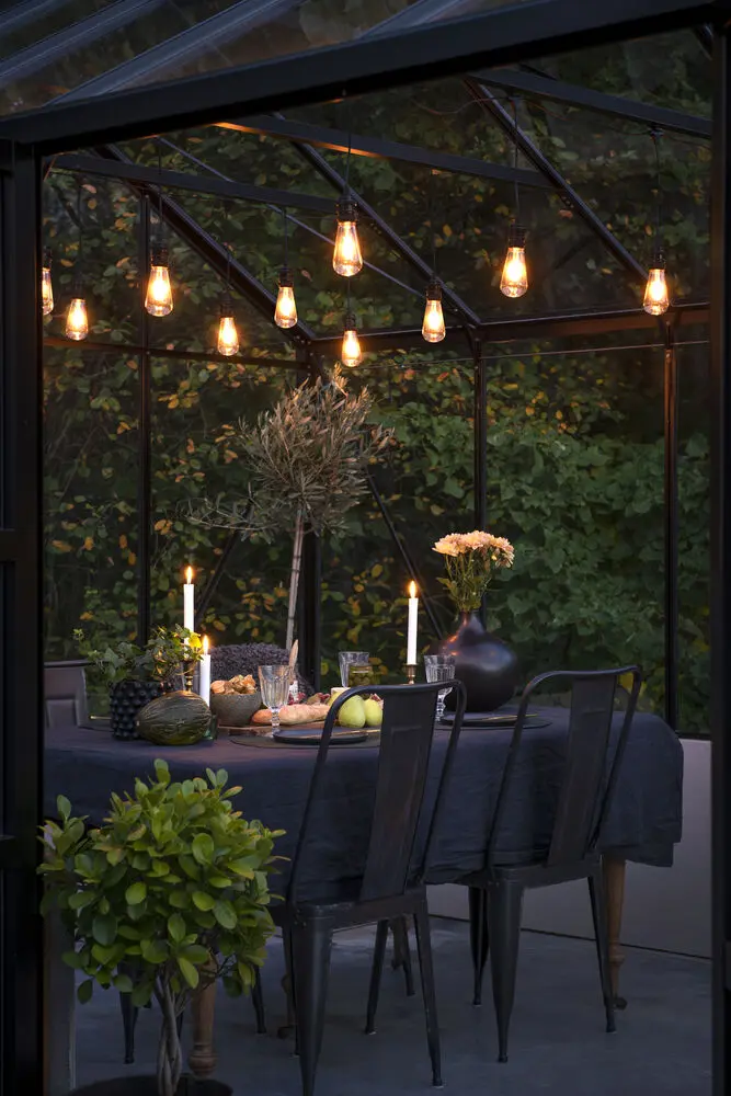 Kit De Inicio De Guirnalda De Luces Amber 10m Negro De Konstsmide - Elegantes luces de cadena con 10 bombillas LED de color &aacute;mbar (E27): perfectas para crear un ambiente acogedor en interiores o exteriores.