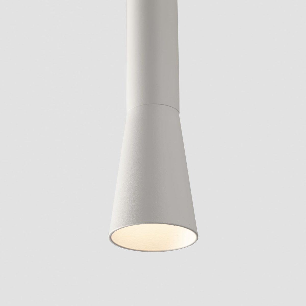 Nina Ø4 Blanco Lámpas de techo De Faro Barcelona - Nina es una l&aacute;mpara colgante blanca con tecnolog&iacute;a LED integrada y un dise&ntilde;o elegante y minimalista.