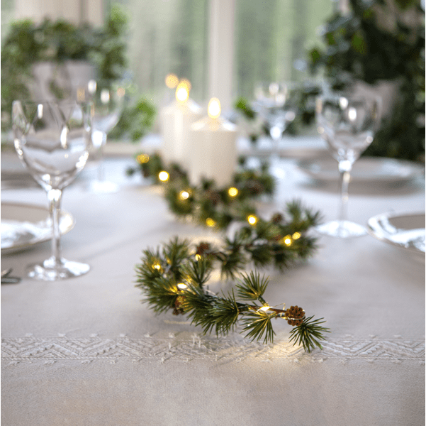 Larix 140cm Verde De Star Trading - Con 20 puntos de luz blanca c&aacute;lida, se puede utilizar tanto como guirnalda de exterior como decoraci&oacute;n de interior.