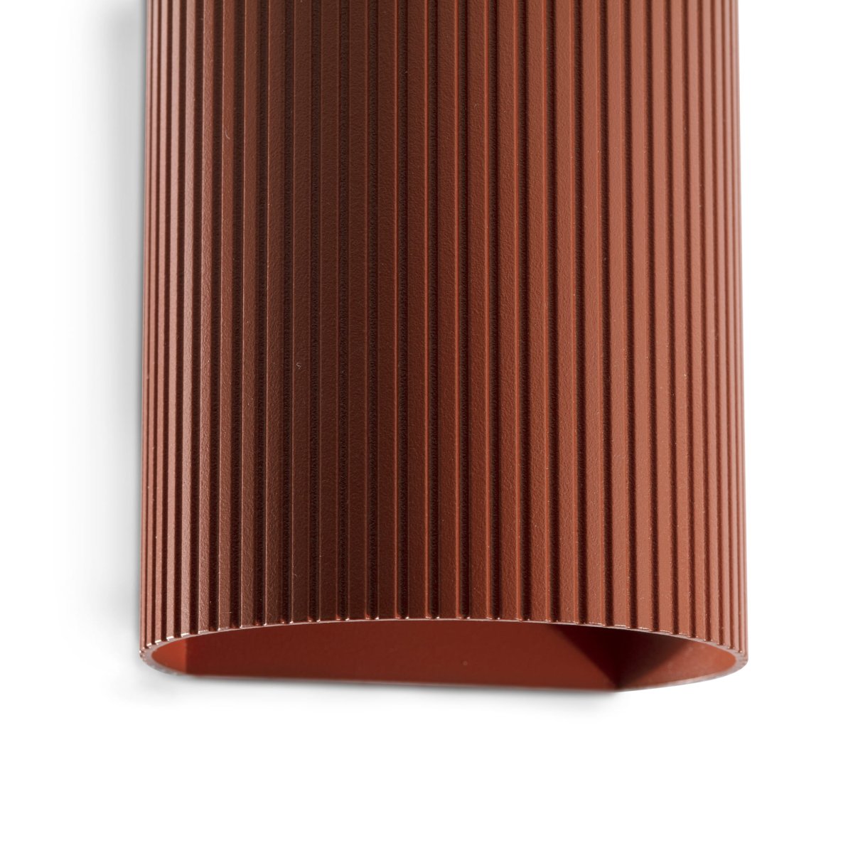 Sole 10cm Terracota estriada lámpara de pared De Faro Barcelona - Sole es un aplique compacto de terracota con superficie acanalada que aporta una sutil elegancia a cualquier ambiente.