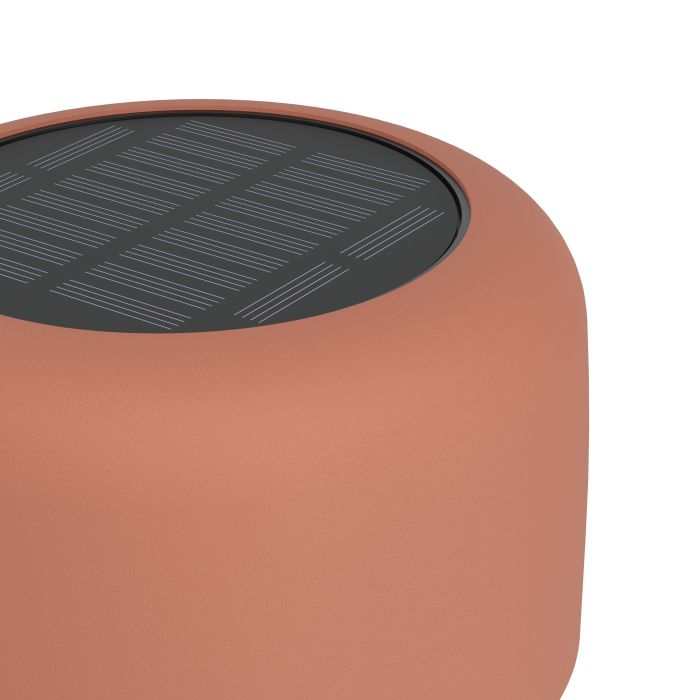 Roccanova 30cm ROJO lámpara solar De Eglo - Roccanova es una elegante lámpara de mesa que funciona con energía solar y que combina forma y función para uso en interiores y exteriores.