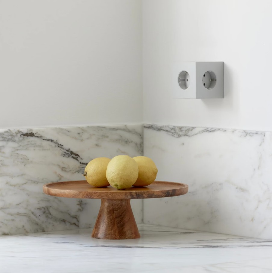 Square 2 Socket extender with 30W Dual USBC Gris De Avolt - Extensi&oacute;n de enchufe de Avolt con un dise&ntilde;o elegante, un cubo de pl&aacute;stico reciclado y una placa magn&eacute;tica en la parte inferior para colgar en la pared.