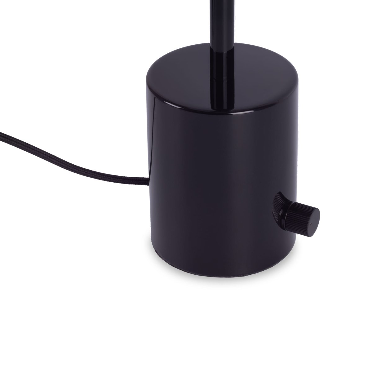 Hoshi 40cm Negro lámpara de mesa De Faro Barcelona - Hoshi es una l&aacute;mpara de dise&ntilde;o con una silueta elegante, una base robusta y un LED integrado (12 W, 2700 K) que emite una luz c&aacute;lida y agradable.