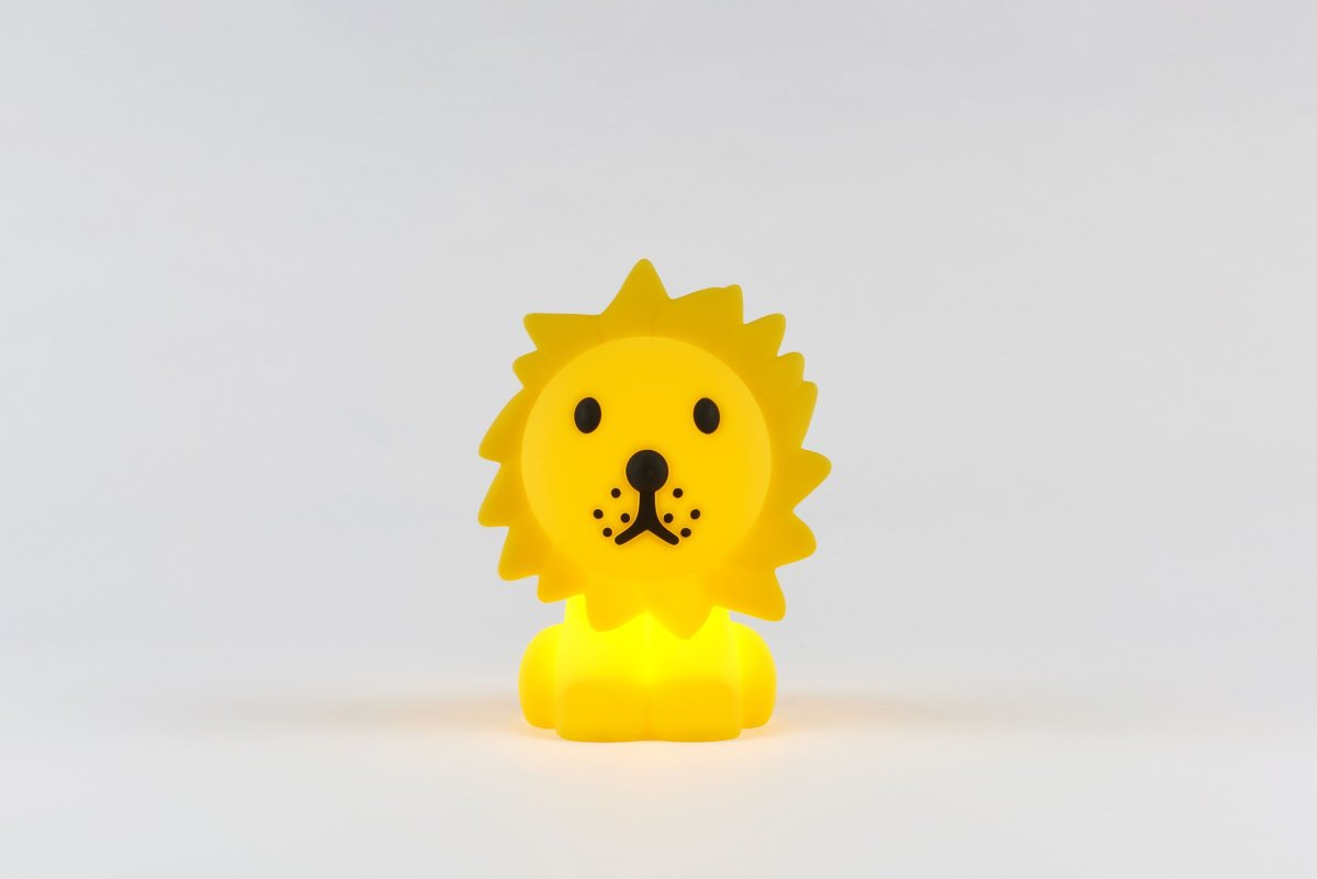 Bundle of Light - Lion Mini Amarillo lámpara infantil De Mr Maria - Perfecta como decoraci&oacute;n en una l&aacute;mpara de escritorio o como un regalo considerado, esta versi&oacute;n de 12 cm proporciona un brillo suave que se apaga autom&aacute;ticamente despu&eacute;s de 15 minutos con el temporizador para ahorrar energ&iacute;a.
