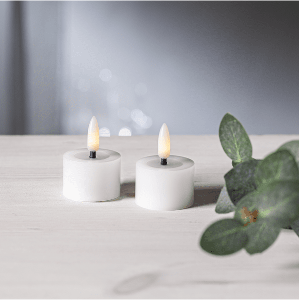 LED Vela Tipo Tealight Flamme Flow Blanco De Star Trading - La l&aacute;mpara tiene un hueco brillante debajo de la misma, esta superficie parece cera l&iacute;quida, que junto con la l&aacute;mpara de llama realista en luz blanca c&aacute;lida hace que la luz sea a&uacute;n m&aacute;s realista.
