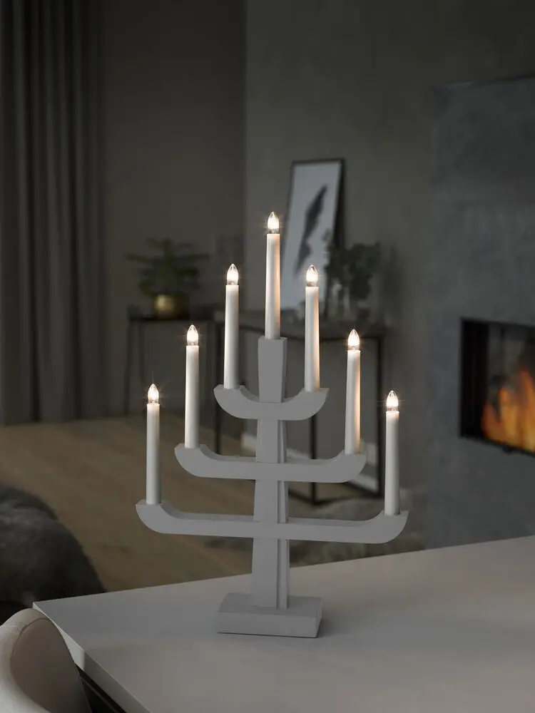 Candelabra 7 Lights Gris De Konstsmide - Viene con un cable blanco de 1,7 m, interruptor de encendido y enchufe.
